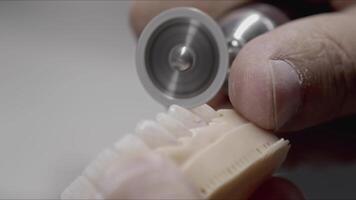 Prothese implantieren Zähne sind geformt video