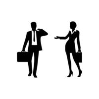 siluetas de hombres y un mujer, un grupo de en pie negocio gente, negro color aislado en blanco antecedentes vector