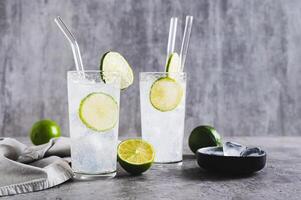 refrescante verano mojito cóctel con hielo y Lima en lentes en el mesa foto