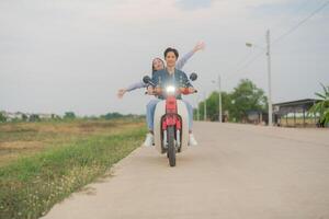 alegre Pareja en motocicleta aventuras foto