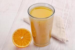 dulce Fresco naranja jugo en el vaso foto