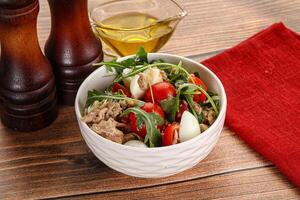 ensalada con atún, tomate, codorniz huevo y Rúcula foto