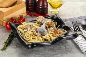 italiano pasta - espaguetis vongole con almejas foto