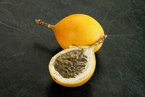 amarillo granadilla con cortar medio foto