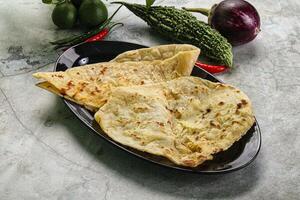 indio tandori un pan - naan con queso foto