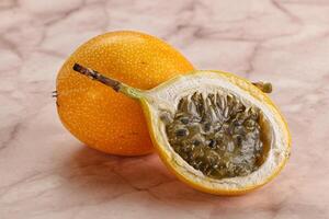 amarillo granadilla con cortar medio foto