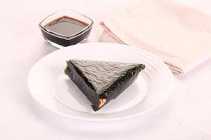 japonés tradicional onigiri con pescado foto