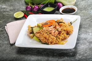 asiático cocina - frito tallarines con Mariscos foto