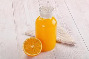 dulce Fresco naranja jugo en el vaso foto