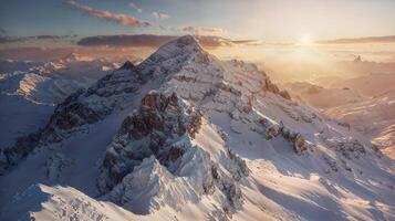 puesta de sol terminado nevado montaña, un maravilloso natural paisaje foto