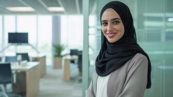 sonriente medio oriental mujer de negocios en hijab en un moderno oficina ajuste foto