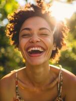 un mujer con cerrado ojos es sonriente en el sol, radiante felicidad y alegría foto