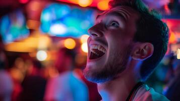 emocionado fútbol ventilador aplausos en medio de vistoso neón luces en Deportes bar ajuste para celebracion concepto foto