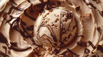 de cerca de un cucharón de chocolate hielo crema en un plato foto