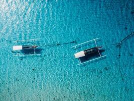 barcos son a ancla en transparente Oceano en tropical isla. aéreo vista. foto