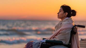 un mujer en un silla de ruedas es sentado en el playa a puesta de sol foto