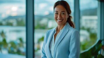 confidente profesional mujer en ligero azul traje, negocio oficina fondo, corporativo ambiente foto