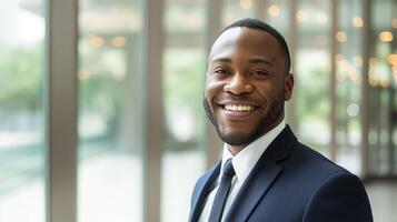 confidente negro empresario en profesional traje sonriente en moderno oficina ambiente foto