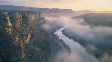 brumoso amanecer terminado río cañón acantilados foto