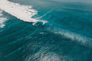 aéreo ver con surf en ola. Perfecto olas con surfistas en Oceano foto
