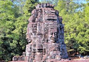 bayon templo en Camboya, caras de desconocido deidades foto