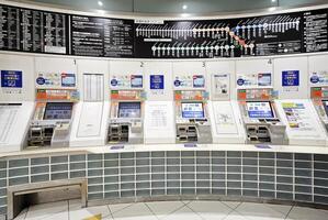 fukuoka, Japón noviembre 19, 2023 boleto venta máquina a fukuoka estación. pasajeros lata comprar Entradas a casi todas estaciones, cualquiera desde venta máquinas o desde personal. foto