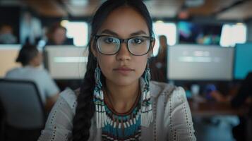 nativo americano mujer en tecnología lugar de trabajo foto