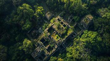 aéreo ver de un arruinado edificio en el medio de un bosque foto