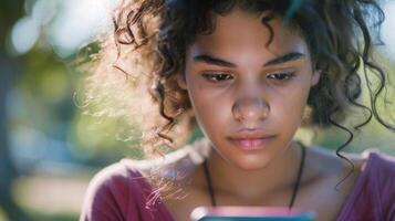 un joven niña sonrisas a su teléfono, felizmente compartiendo un divertido evento con un gesto foto