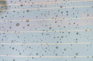 gotas de Derretido nieve - agua en el ventana de un coche 3 foto