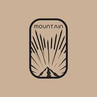 montaña aventuras Insignia logo gráfico ilustración en antecedentes vector