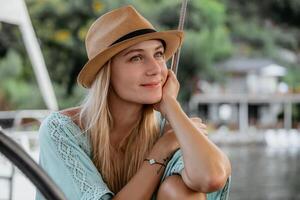 hermosa mujer en verano crucero vacaciones foto