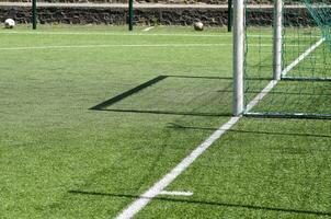 final línea y objetivo de un artificial césped fútbol campo. foto