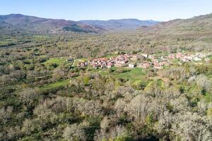 zumbido aéreo ver de el pueblo de tosende en el territorio de couto mixto, rio salas valle. orense provincia, Galicia. España foto