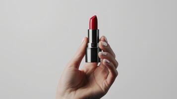 mano modelo con lápiz labial foto