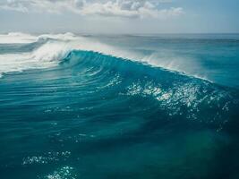 rotura navegar ola en azul océano. aéreo ver de surf hinchar foto