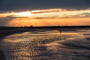 puesta de sol en el playa en leba, báltico mar, Polonia foto