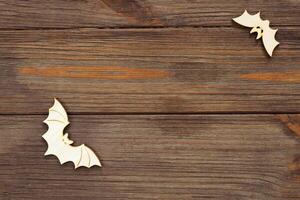 de madera murciélago juguete en un de madera fondo, Víspera de Todos los Santos concepto foto