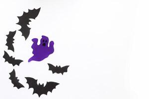 papel murciélagos en un púrpura fondo, Víspera de Todos los Santos concepto foto