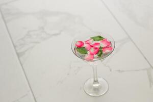 Rosa pétalos en un martini vaso, concepto de belleza, estilo y moda. foto