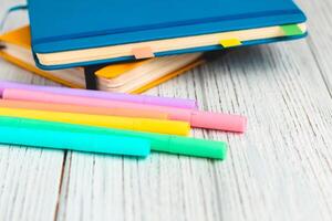 cuaderno diario para planificación en azul y amarillo y de colores cartulina para creatividad. foto