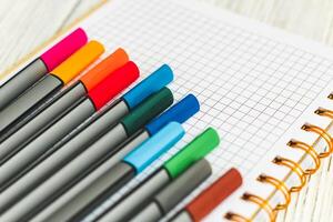 cuaderno diario para planificación y estudiando en el mesa con de colores marcadores foto
