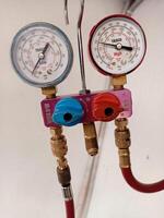 A manifold gauge is a device for measuring freon gas pressure in air conditioners at home, in industry, or in offices. October 26, 2023 Jakarta, Indonesia. photo