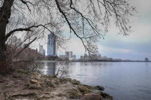 dnipro ciudad y río dnipro. urbano paisaje con ciudad ver foto