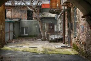 antiguo abandonado patio con antiguo puertas y ventanas foto