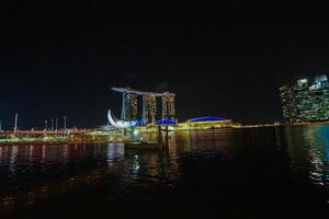 Singapur centro de deportes acuáticos bahía Noche horizonte presentando el centro de deportes acuáticos bahía playa. foto