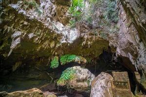 el hermosa puntos de vista de el estalactita y lleno de estalagmitas cueva en justicia khlong ngu nacional parque, tailandia a el cueva salida es un pequeño cascada también. foto