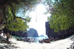 aéreo panorama de de tailandia verde, lozano tropical isla, nacional parque isla, con azul y aguamarina el mar, y nubes brillante por luz de sol en el antecedentes. foto