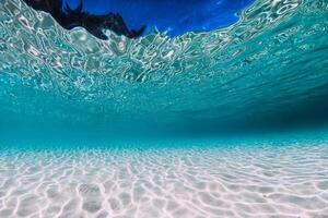 tropical cristal Oceano con blanco arena submarino foto