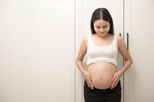 retrato de hermosa embarazada mujer, Fertilidad esterilidad tratamiento, FIV, futuro maternidad concepto foto